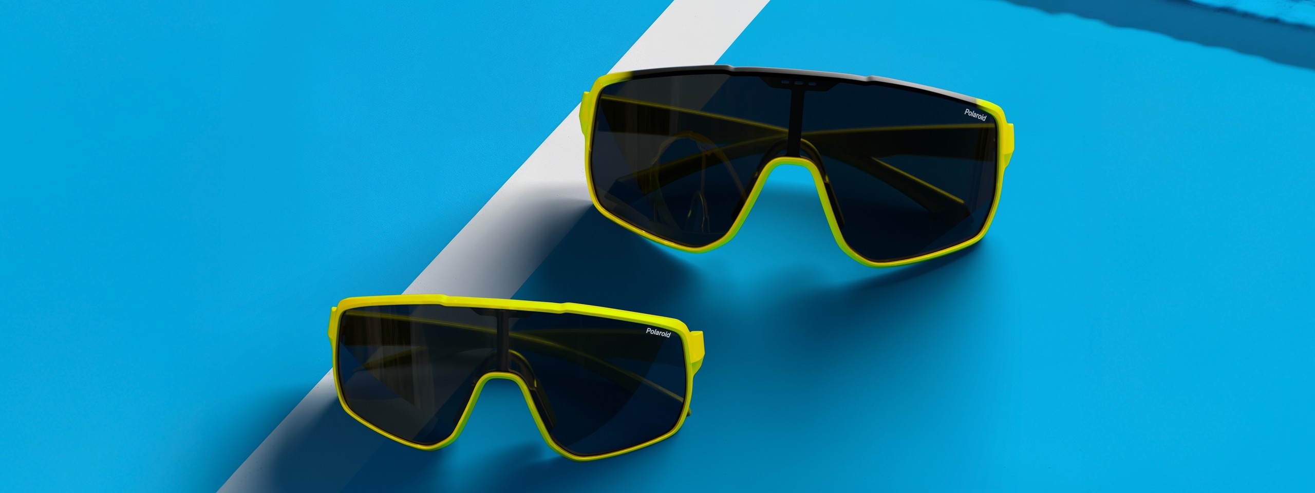 Polaroid: eine Kinderbrille und eine Brille für Erwachsene