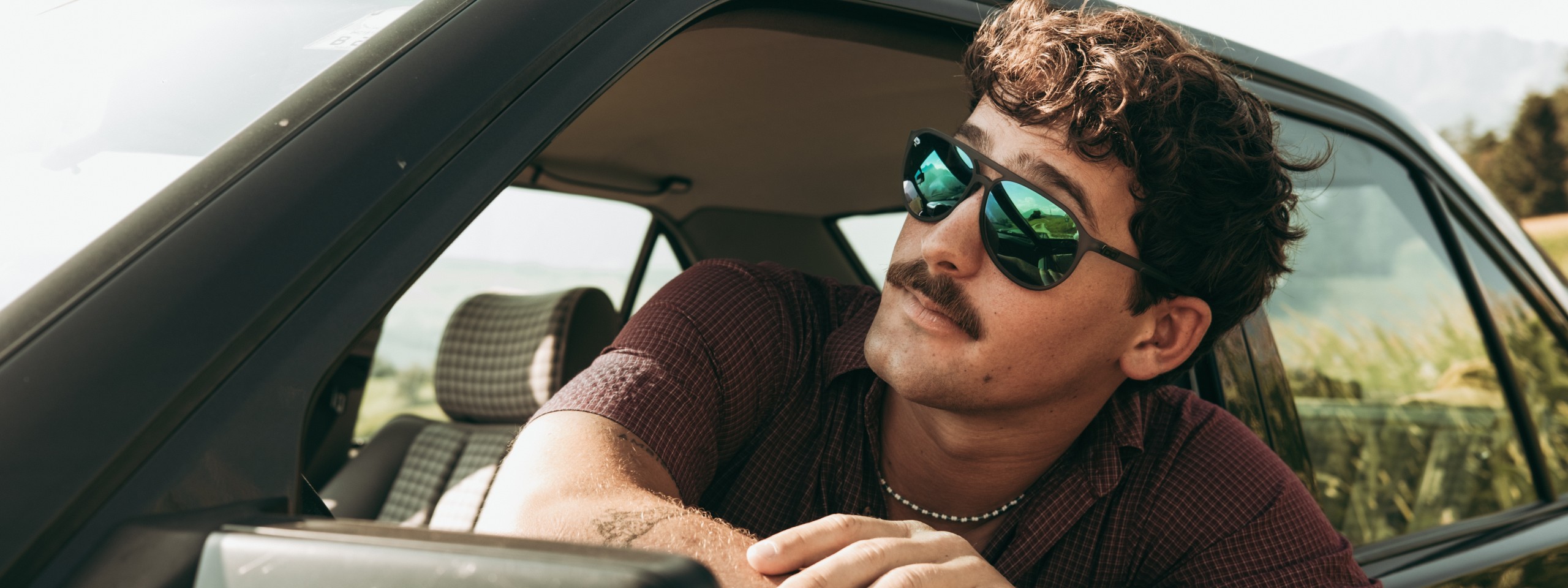 gloryfy: Mann mit Brille