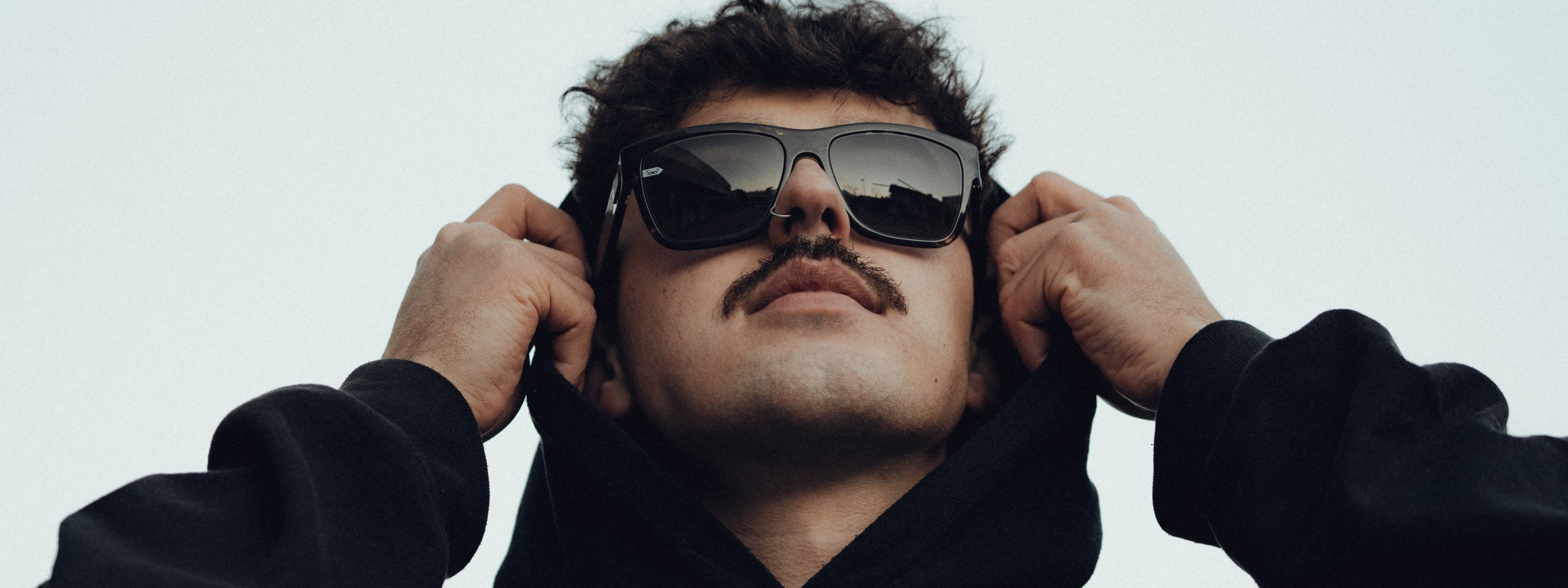 gloryfy: Mann mit Sonnenbrille