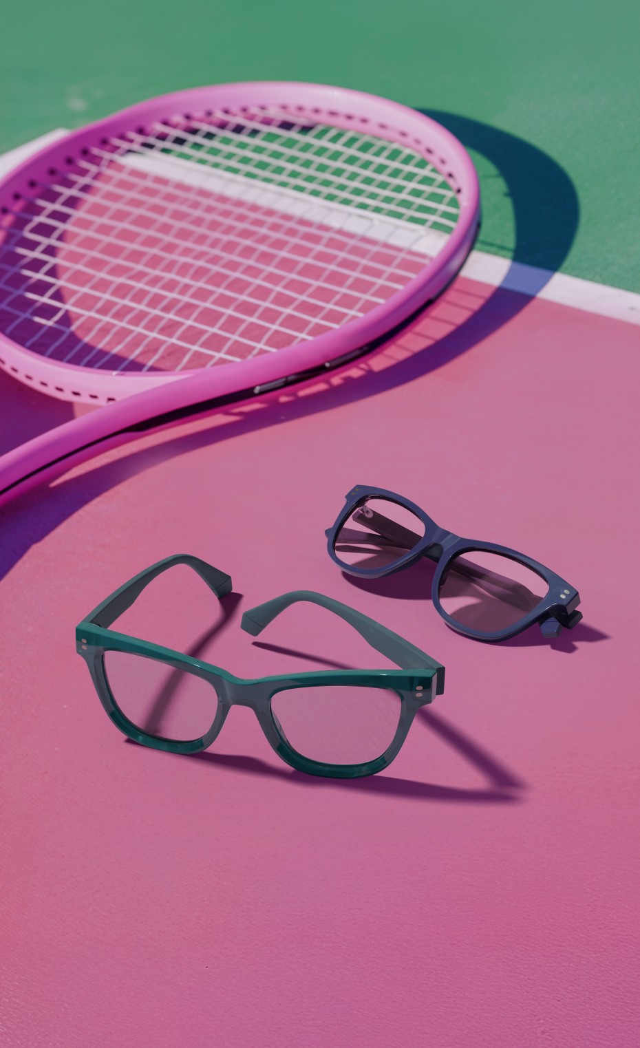 Polaroid: Zwei Brillen liegen neben pinkem Tennisschläger