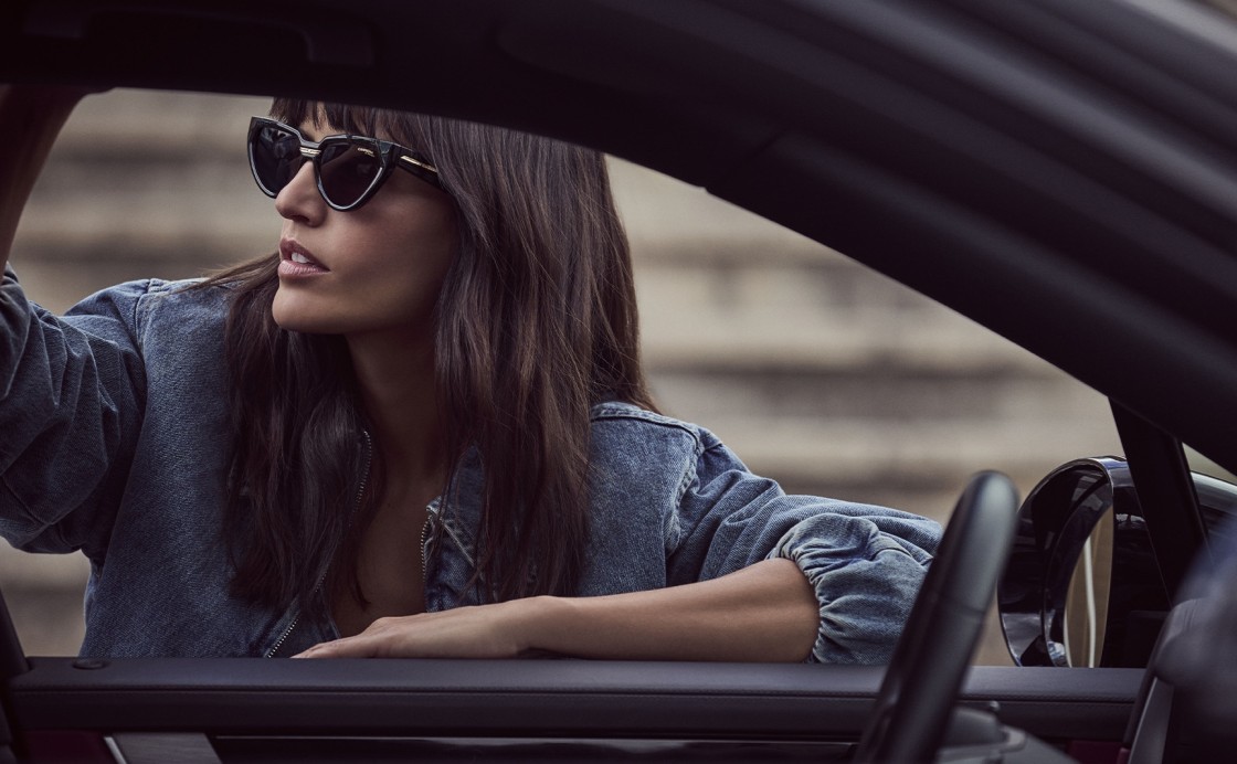 Carrera: Frau mit Sonnenbrille 